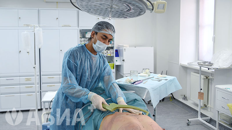 Пластический хирург Джон Аёзов проводит body tite