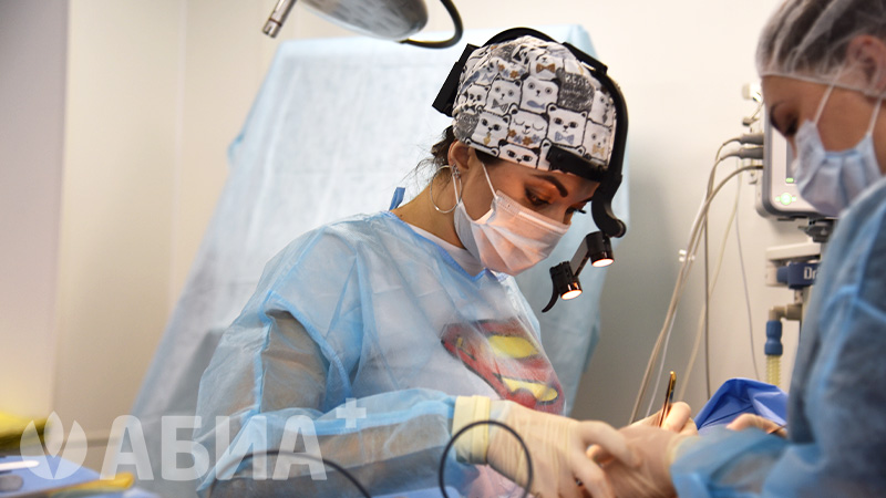 Пластический хирург Т.Ю. Егорова выполняет операцию по увеличению груди